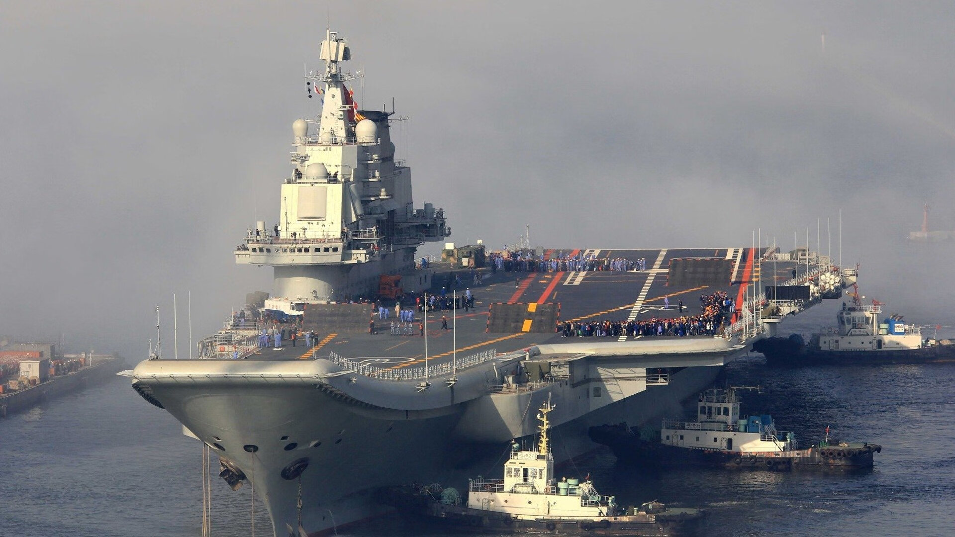 “东安湖赛场:跑酷选手翻越障碍,极限动作震撼全场”